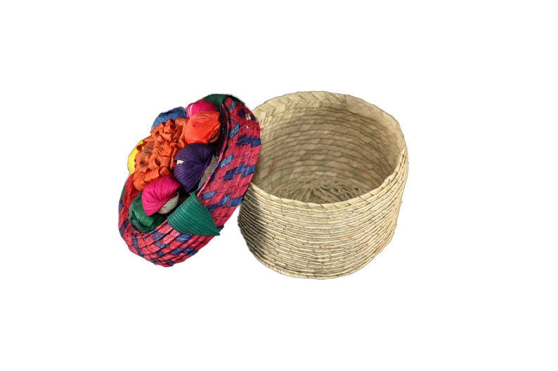 Fiesta Small Straw Basket with Flower | 1ct